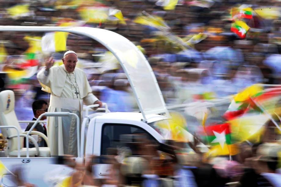 Papa Francisco saúda os fiéis na chegada para uma missa no Kyite Ka San Football Stadium em Yangon, Mianmar - 29/11/2017