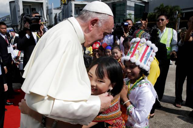 Crianças abraçam o papa Francisco na chegada do líder dos católicos ao Aeroporto Internacional de Yangon, Mianmar - 27/11/2017 Crianças abraçam o papa Francisco na chegada do líder dos católicos ao Aeroporto Internacional de Yangon, Mianmar - 27/11/2017