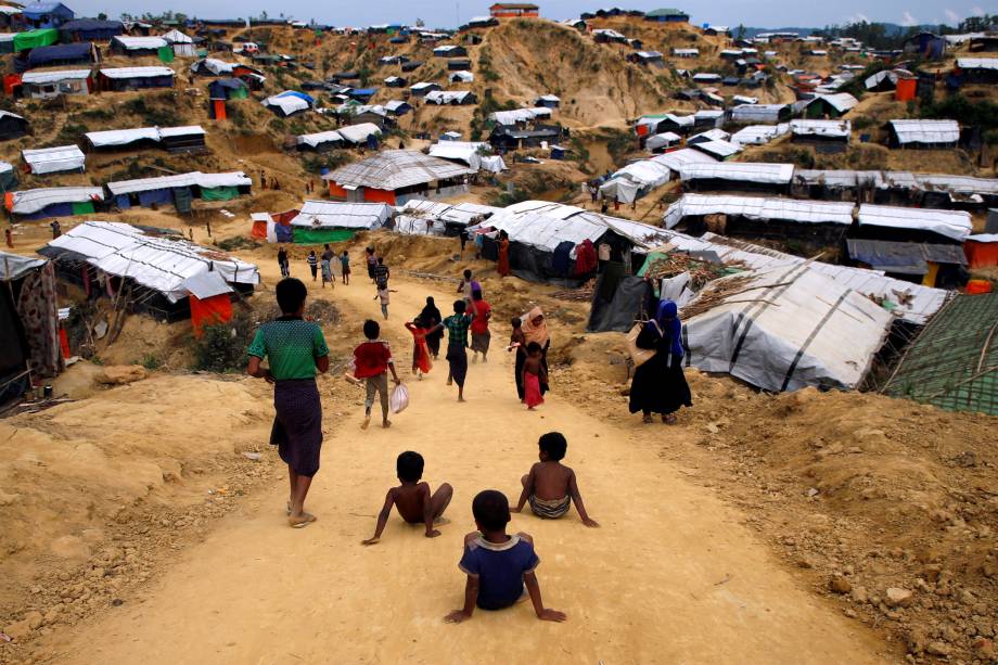 Crianças refugiadas rohingya brincam em uma estrada no campo de refugiados de Balu Khali perto de Cox's Bazar, Bangladesh - 16/11/2017