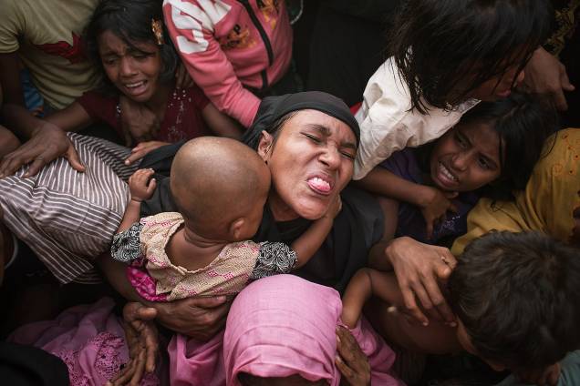Tumulto durante distribuição de alimentos em campo de refugiados rohingya em Bangladesh - 28/11/2017 Tumulto durante distribuição de alimentos em campo de refugiados rohingya em Bangladesh - 28/11/2017