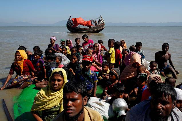 Um grupo de refugiados rohingyas sentados em jangadas são interrogados pelo Guarda das fronteiras de Bangladesh logo após cruzarem a fronteira com Myanmar - 09/11/2017 Um grupo de refugiados rohingyas sentados em jangadas são interrogados pelo Guarda das fronteiras de Bangladesh logo após cruzarem a fronteira com Myanmar - 09/11/2017