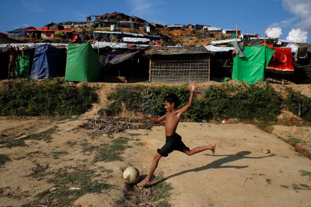 Menino refugiado Rohingya joga bola com seus amigos no campo de refugiados de Palong Khali, perto de Cox's Bazar, Bangladesh - 14/11/2017 Menino refugiado Rohingya joga bola com seus amigos no campo de refugiados de Palong Khali, perto de Cox's Bazar, Bangladesh - 14/11/2017