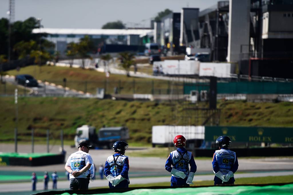 Movimenta&ccedil;&atilde;o no Aut&oacute;dromo de Interlagos antes do in&iacute;cio da corrida, para o Grande Pr&ecirc;mio do Brasil de F&oacute;rmula 1
