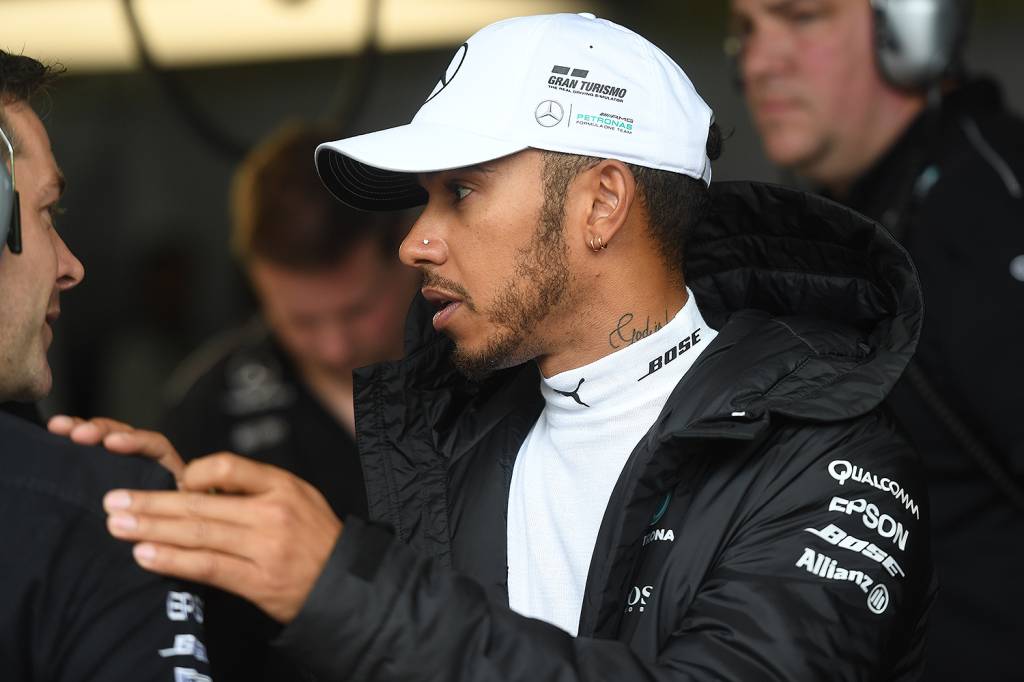 O piloto Lewis Hamilton, da Mercedes, durante segundo dia de treino livre para o Grande Pr&ecirc;mio do Brasil, no Aut&oacute;dromo de Interlagos - 11/11/2017