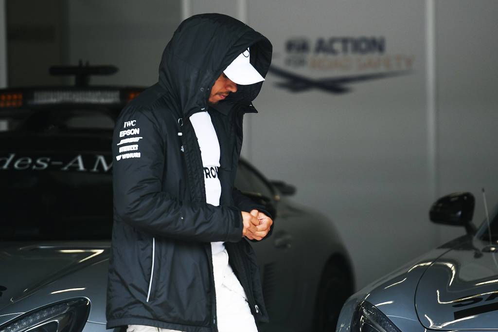 O piloto Lewis Hamilton, da Mercedes, sofre acidente durante segundo dia de treino livre para o Grande Pr&ecirc;mio do Brasil, no Aut&oacute;dromo de Interlagos - 11/11/2017