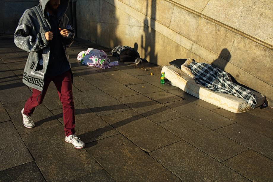 Paisagem urbana - Pessoas dormem na região central de São Paulo: deficiências na rede de proteção social