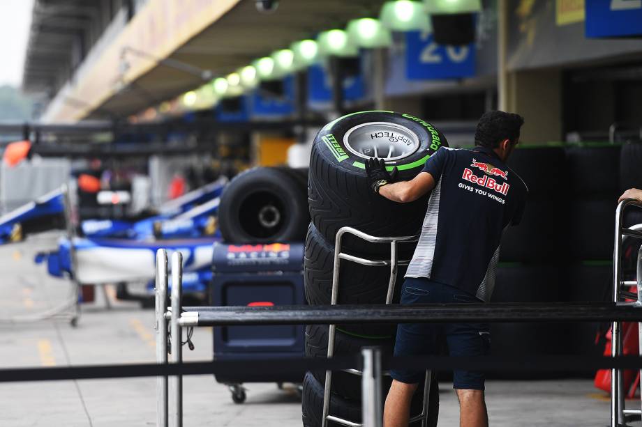 Movimentação no Autódromo de Interlagos antes do início dos treinos para o Grande Prêmio do Brasil de Fórmula 1