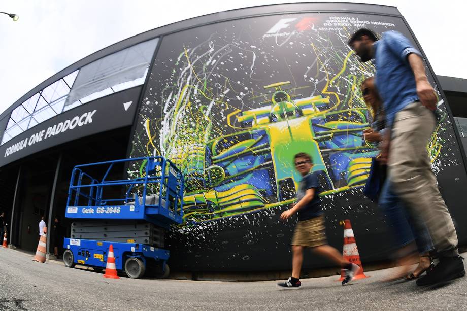 Movimentação no Autódromo de Interlagos antes do início dos treinos para o Grande Prêmio do Brasil de Fórmula 1