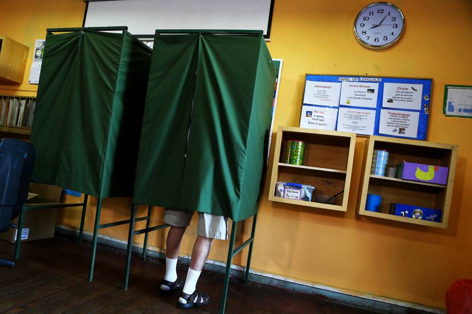 Homem vota em cabine, durante as eleições presidenciais em Santiago, capital do Chile - 19/11/2017