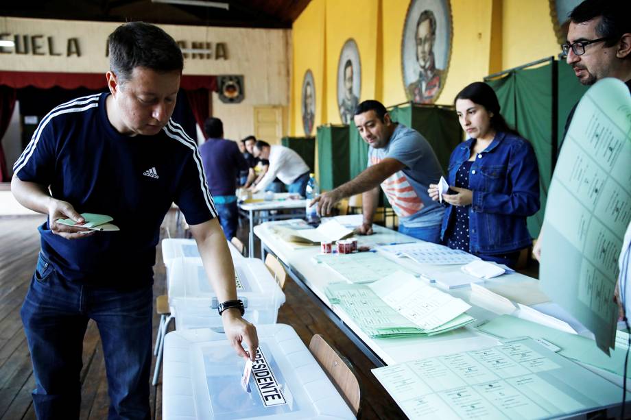 Eleitor deposita cédula de votação em urna, durante as eleições presidenciais em Santiago, capital do Chile - 19/11/2017