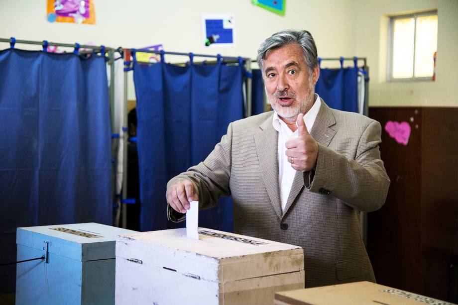 O candidato Alejandro Guillier deposita cédula de votação em uma escola pública de Antofagasta, no Chile - 19/11/2017