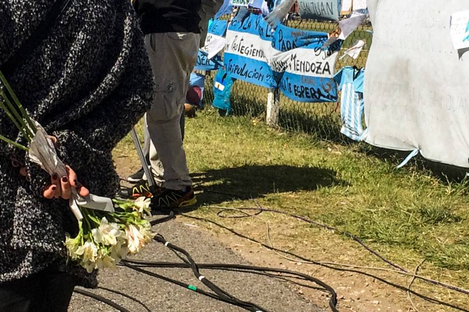 Familiares rezam por tripulantes do submarino San Juan em Mar del Plata, na Argentina - 24/11/2017