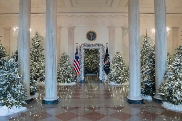 Árvores de Natal decoram o interior da Casa Branca, em Washington Árvores de Natal decoram o interior da Casa Branca, em Washington