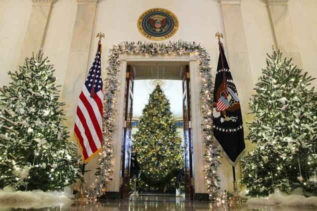 Árvores de Natal decoram o interior da Casa Branca, em Washington Árvores de Natal decoram o interior da Casa Branca, em Washington