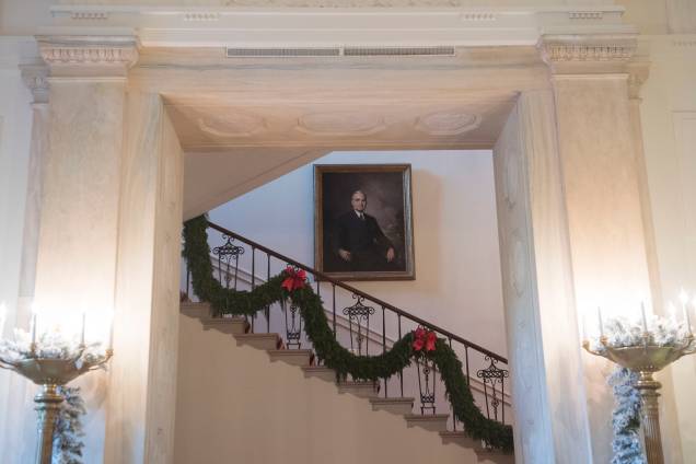 Decoração de Natal nas escadarias da Casa Branca, em Washington, 27 de novembro de 2017 / AFP PHOTO / SAUL LOEB Decoração de Natal nas escadarias da Casa Branca, em Washington, 27 de novembro de 2017 / AFP PHOTO / SAUL LOEB