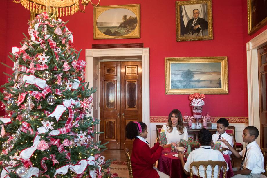 A primeira-dama dos EUA, Melania Trump conversa com um grupo de crianças na Sala Vermelha durante visita às decorações de Natal na Casa Branca, em Washington