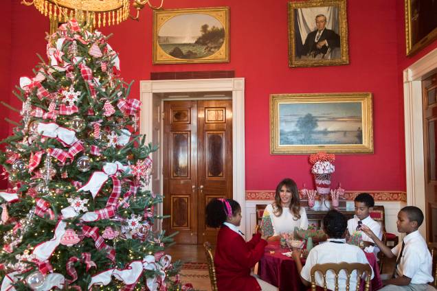 A primeira-dama dos EUA, Melania Trump conversa com um grupo de crianças na Sala Vermelha durante visita às decorações de Natal na Casa Branca, em Washington A primeira-dama dos EUA, Melania Trump conversa com um grupo de crianças na Sala Vermelha durante visita às decorações de Natal na Casa Branca, em Washington