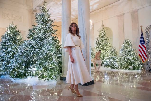 A primeira-dama dos EUA, Melania Trump durante visita às decorações de Natal na Casa Branca, em Washington A primeira-dama dos EUA, Melania Trump durante visita às decorações de Natal na Casa Branca, em Washington
