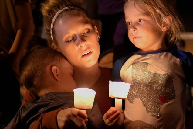 Mulher e sua filha participam de vigília em memória às vítimas do ataque a tiros na Primeira Igreja Batista em Sutherland Springs, no estado americano do Texas. Ao menos 26 pessoas morreram - 05/11/2017 Mulher e sua filha participam de vigília em memória às vítimas do ataque a tiros na Primeira Igreja Batista em Sutherland Springs, no estado americano do Texas. Ao menos 26 pessoas morreram - 05/11/2017