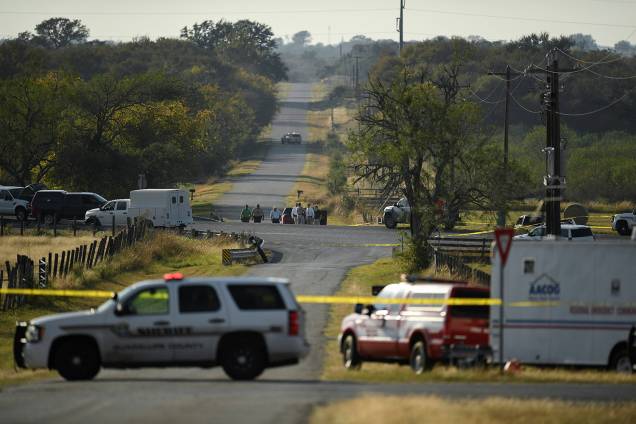 Policiais isolam área onde atirador abriu fogo e matou ao menos 26 pessoas na Primeira Igreja Batista em Sutherland Springs, no estado americano do Texas - 05/11/2017 Policiais isolam área onde atirador abriu fogo e matou ao menos 26 pessoas na Primeira Igreja Batista em Sutherland Springs, no estado americano do Texas - 05/11/2017