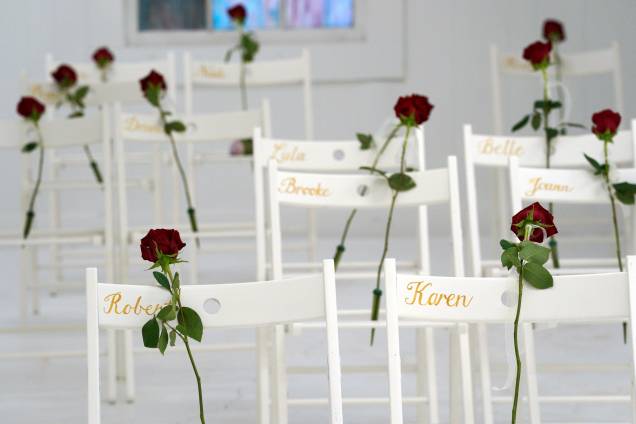 Cadeiras são decoradas com rosas e o nome das pessoas mortas no ataque a tiros na Igreja Batista de Sutherland Springs, no Texas - 12/11/2017 Cadeiras são decoradas com rosas e o nome das pessoas mortas no ataque a tiros na Igreja Batista de Sutherland Springs, no Texas - 12/11/2017