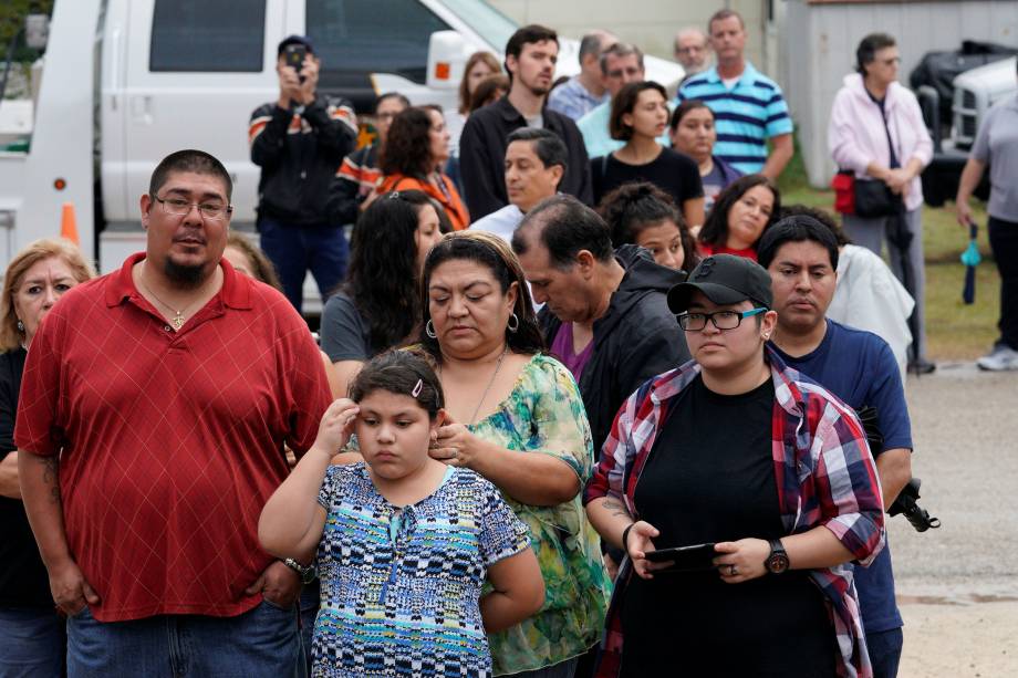 Pessoas esperam para visitar a Igreja Batista de Sutherland Springs, onde 26 pessoas morreram há uma semana. O local foi reaberto como memorial aos mortos no ataque - 12/11/2017