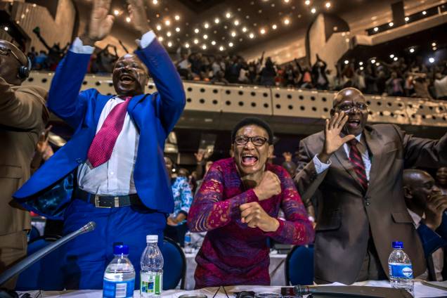 Membros do parlamento do Zimbábue celebram após a renúncia do ditador Robert Mugabe em Harare - 21/11/2017 Membros do parlamento do Zimbábue celebram após a renúncia do ditador Robert Mugabe em Harare - 21/11/2017