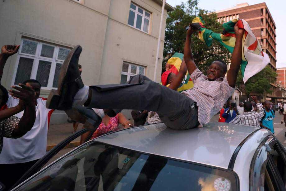 População vai às ruas para celebrar a renúncia do ditador Robert Mugabe em Harare, no Zimbábue - 21/11/2017