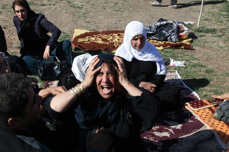 Familiares choram após um terremoto na cidade de Sarpol-e Zahab, em Kermanshah, no Irã - 13/11/2017