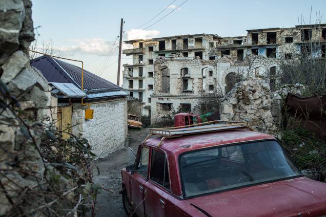 Prédios destruídos pela guerra na cidade de Shushi, em Artsakh. Prédios destruídos pela guerra na cidade de Shushi, em Artsakh.