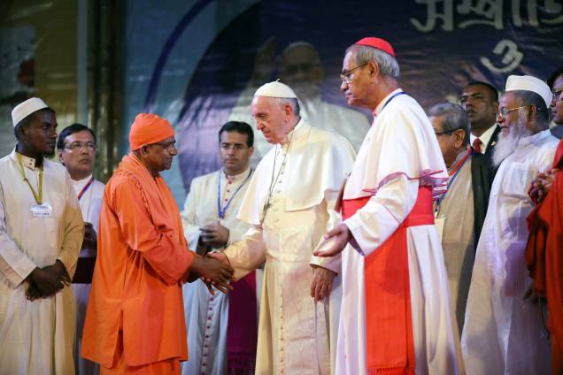 Papa Francisco cumprimenta representante da comunidade Hindu, durante visita à Bangladesh - 01/12/2017 Papa Francisco cumprimenta representante da comunidade Hindu, durante visita à Bangladesh - 01/12/2017