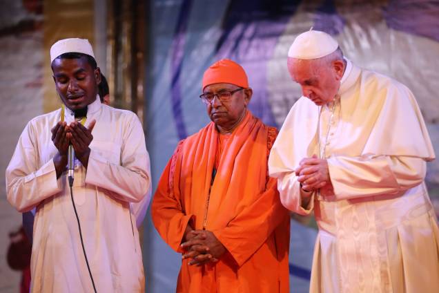Papa Francisco se junta em uma oração conduzida por um mulçumano rohingya, durante sua visita a Bangladesh, em Dhaka - 01/12/2017 Papa Francisco se junta em uma oração conduzida por um mulçumano rohingya, durante sua visita a Bangladesh, em Dhaka - 01/12/2017