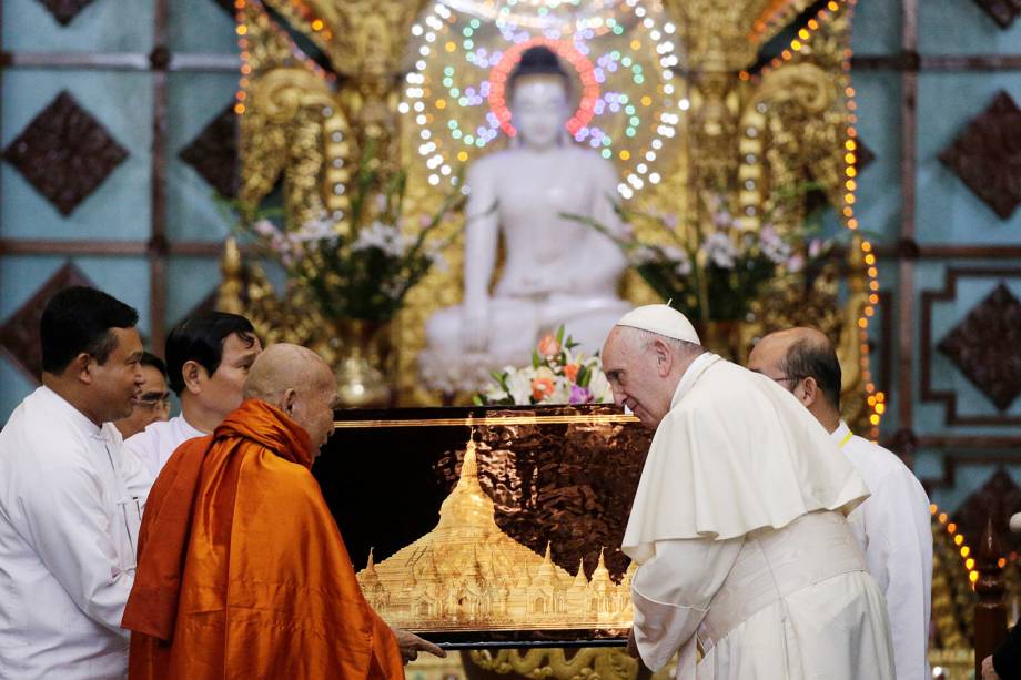 Bhaddanta Kumarabhivasma, presidente do comitê estadual Sanga Maha Nayaka, presenteia o Papa Francisco durante uma reunião em Rangum, no Myanmar - 29/11/2017