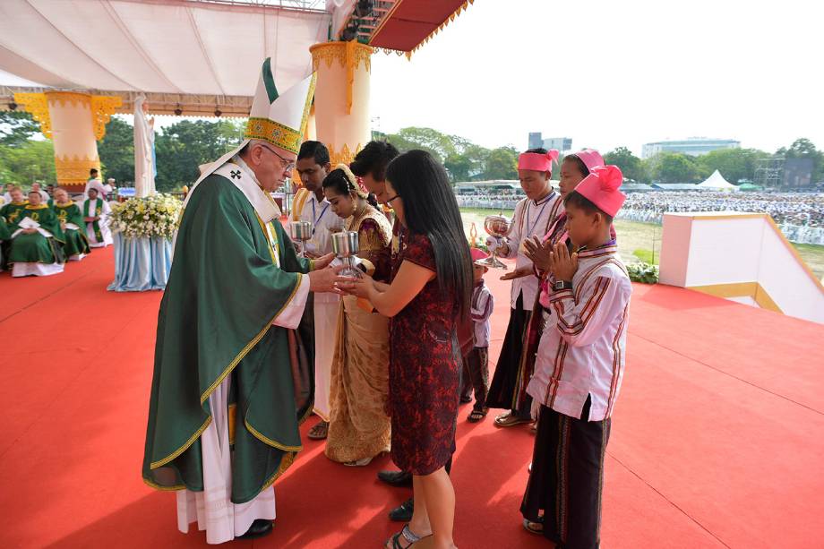 Papa Francisco faz os preparativos para a grande missa a céu aberto no estádio de Kyaikkasan, em Rangum, no Myanmar - 29/11/2017