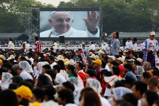 Milhares de pessoas assistem à missa do Papa Francisco, no estádio de esportes Kyaikkasan, em Rangum, no Myanmar - 29/11/2017 Milhares de pessoas assistem à missa do Papa Francisco, no estádio de esportes Kyaikkasan, em Rangum, no Myanmar - 29/11/2017