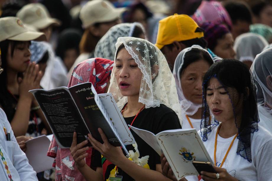 Fiéis rezam durante uma missa realizada pelo Papa Francisco no estádio de esportes Kyaikkasan, no Rangum, durante a visita do Papa em Myanmar - 29/11/2017