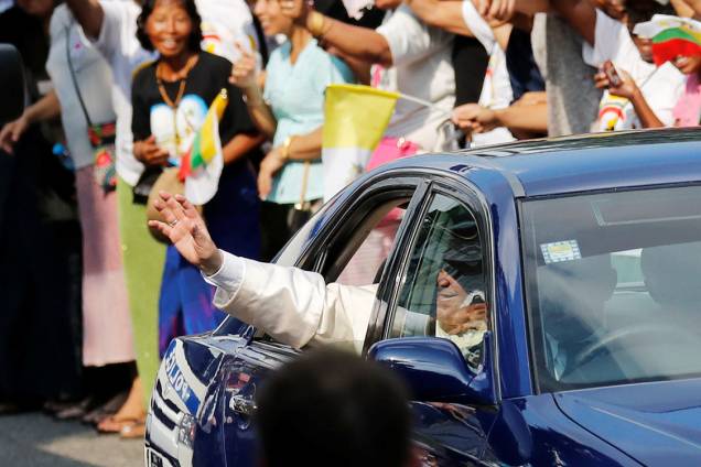 Papa Francisco acena para fiéis que vieram recepcioná-lo em sua chegada no Mianmar, país que visita pela primeira vez - 27/11/2017 Papa Francisco acena para fiéis que vieram recepcioná-lo em sua chegada no Mianmar, país que visita pela primeira vez - 27/11/2017