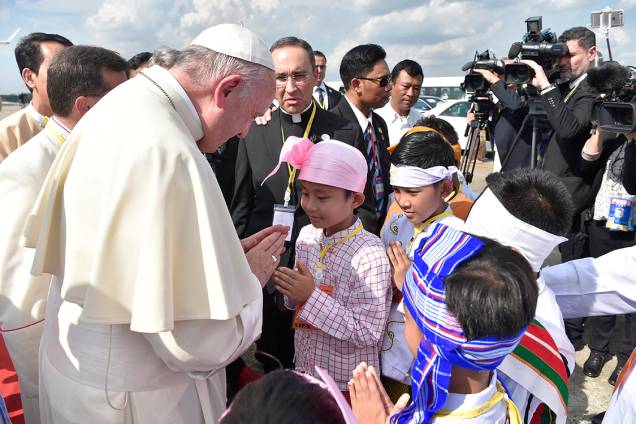 Crianças e fiéis recebem Papa Francisco durante sua primeira visita ao Mianmar - 27/11/2017 Crianças e fiéis recebem Papa Francisco durante sua primeira visita ao Mianmar - 27/11/2017