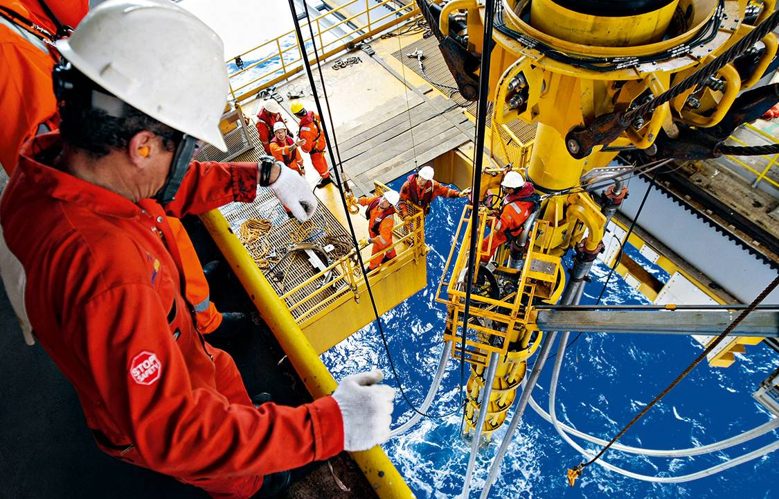Brasil, Campos de Goytacazes, RJ. 11/03/2010. TÈcnicos observam a junta telescÛpica onde desce o equipamento de perfuraÁ¿o da Plataforma de perfuraÁ¿o SS-73 - Gold Star, que est· em operaÁ¿o na Bacia de Campos, no norte do Estado do Rio de Janeiro. A plataforma chegou ao Brasil no inÌcio do ano para prestar serviÁo a Petrobras. - CrÈdito:MARCOS DE PAULA/ESTAD¿O CONTE¿DO/AE/Codigo imagem:62590