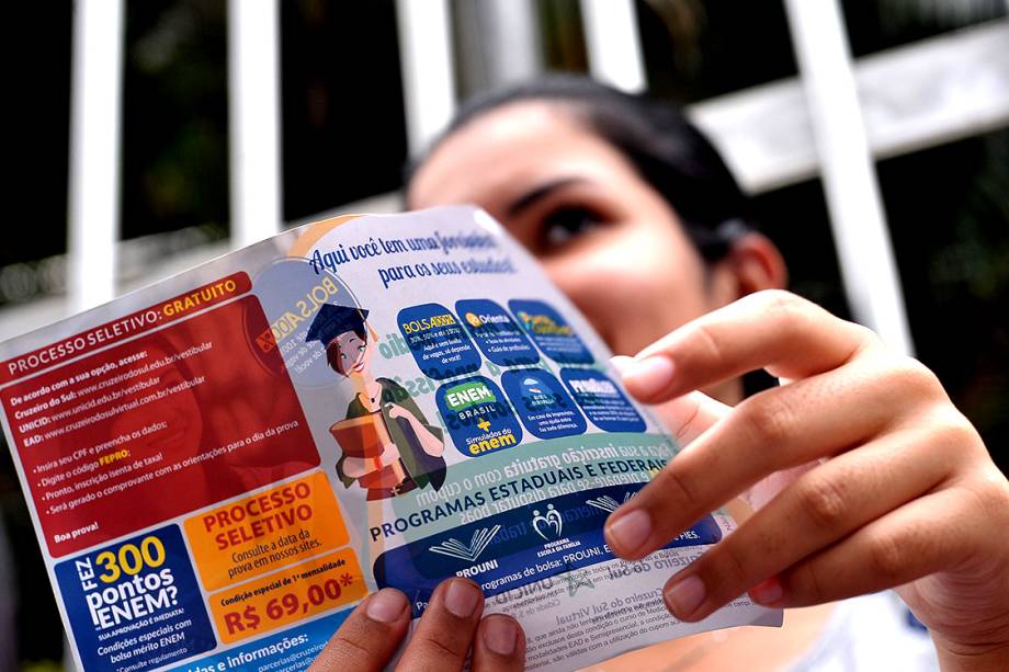 Estudantes aproveitam minutos antes do início da prova do ENEM para estudar, em frente aos portões da Uninove, campus Barra Funda