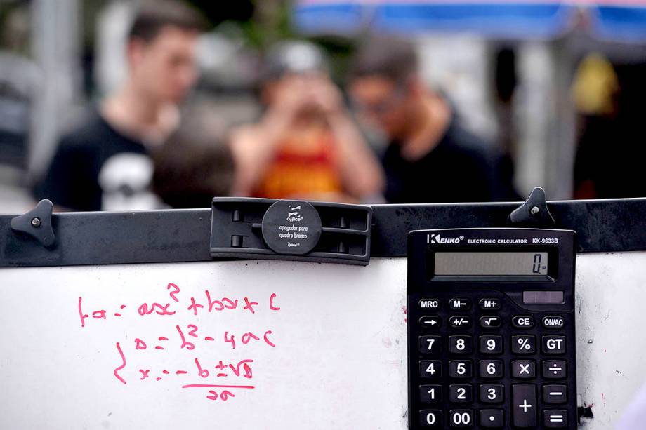 Estudantes aproveitam minutos antes do início da prova do ENEM para estudar, em frente aos portões da Uninove, campus Barra Funda