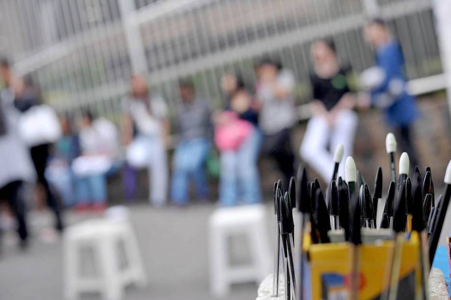 Estudantes aproveitam minutos antes do início da prova do ENEM para estudar, em frente aos portões da Uninove, campus Barra Funda