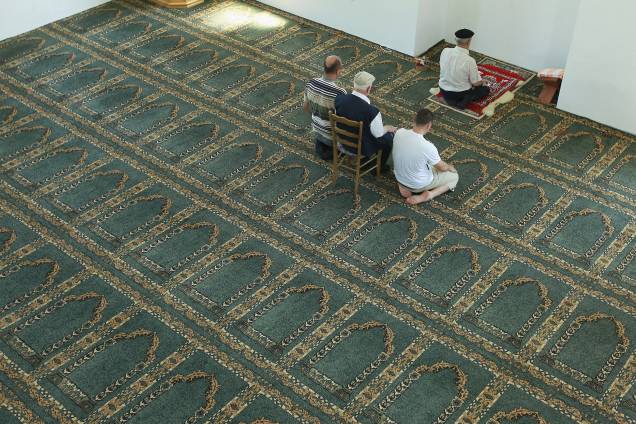Quatro homens muçulmanos rezam em uma mesquita reconstruída com financiamento do Irã na região da Republika Srpska. Quatro homens muçulmanos rezam em uma mesquita reconstruída com financiamento do Irã na região da Republika Srpska.