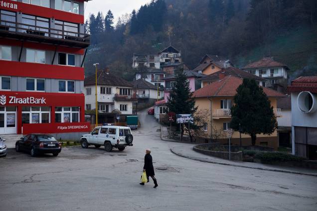 Uma moradora é fotografada caminhando pelo centro de Srebrenica, na República Srpska, a entidade administrativa sérvia da Bósnia Herzegovina. Uma moradora é fotografada caminhando pelo centro de Srebrenica, na República Srpska, a entidade administrativa sérvia da Bósnia Herzegovina.
