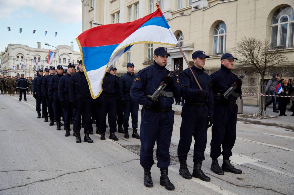 Policiais da Rep&uacute;blica Srpska desfilam durante a comemora&ccedil;&atilde;o do Dia Nacional, proibido pelo tribunal constitucional em Sarajevo (B&oacute;snia Herzegovina).