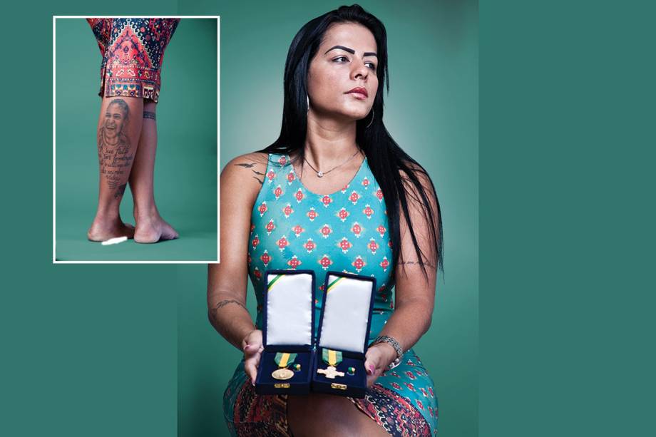 “A Chapecoense só começou a ajudar há coisa de um mês” -Tatuar no corpo a imagem da mulher amada é algo trivial no universo do futebol. O rosto de Rosangela Loureiro, viúva do meia Cleber Santana, estava gravado no braço direito do jogador, que frequentemente cobrava a retribuição do gesto. A negativa da companheira era sempre a mesma: a sessão de agulhadas seria dolorosa demais. Quatro dias após a queda do avião, porém, Rosangela foi a um estúdio de tatuagem e saiu de lá cinco horas depois com o rosto do marido em sua panturrilha direita (acompanhada da frase: “A sua falta será lembrada até o último dia da minha vida”). “Minha dor era tão grande que nem senti a agulha”, diz. O casal estava junto havia dezenove anos e pretendia fincar raízes na cidade catarinense. Agora, Rosangela se decepcionou com a postura dos dirigentes, que ela compara com a atitude dos políticos em tempos de eleição — estes, aliás, aparecem apenas em cerimônias como a realizada há duas semanas, na entrega de medalhas de honra ao mérito. “A Chapecoense só começou a ajudar as famílias há coisa de um mês”, afirma ela. “Parece que foi para desviar o foco de quem não fez nada.”