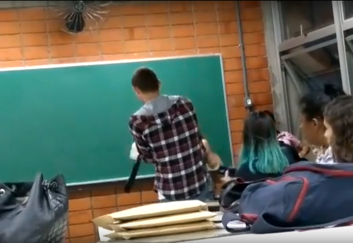Estudante depreda prédio de universidade em SP. Alunos fogem
