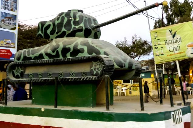 Tanque transformado em monumento no centro de Hargeisa. Tanque transformado em monumento no centro de Hargeisa.