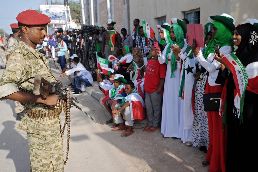 Soldados durante desfile do Dia da Independ&ecirc;ncia em Hargeisa, Somalil&acirc;ndia.
