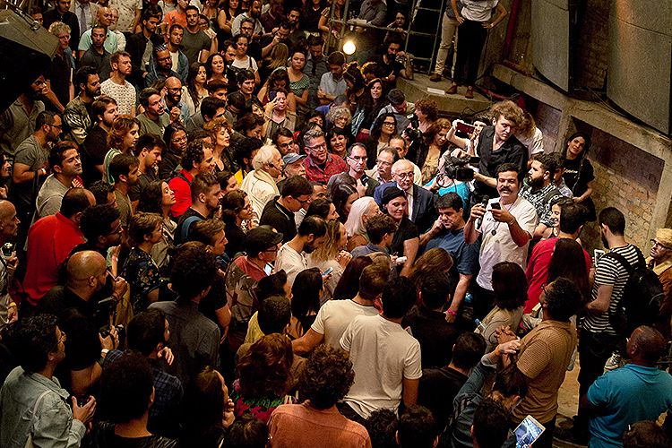 Glauber Amaral fala com Fernanda Montenegro no Teatro Oficina